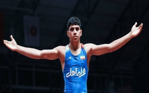 *مدال طلا بر گردن فرنگی کار شیرازی*  &nbsp;